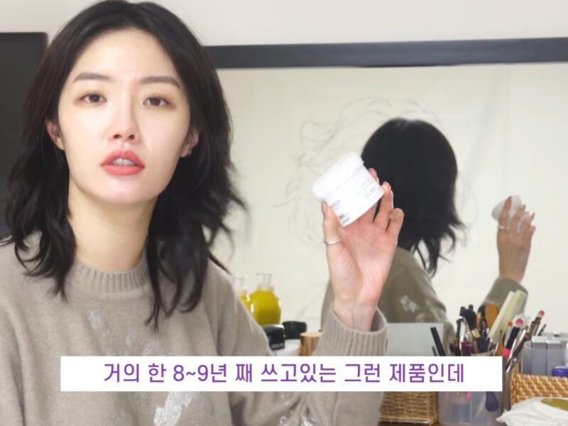 배우 김새롬이 유튜브 채널 '새롬고침'에서 재생크림을 소개